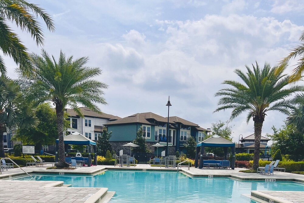 Newly furnished apartment 10 minutes to Magic Kingdom