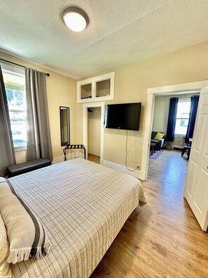 3 bedrooms, desk, free WiFi, bed sheets