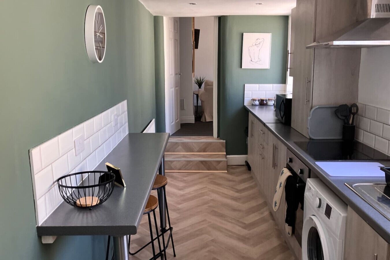 Jääkaappi, mikroaaltouuni, uuni, liesi