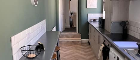 Køleskab, mikrobølgeovn, ovn, kogeplade