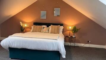 2 bedrooms, desk, iron/ironing board, WiFi