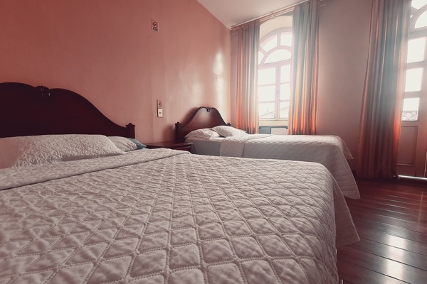 Edredones de plumas, wifi gratis, ropa de cama