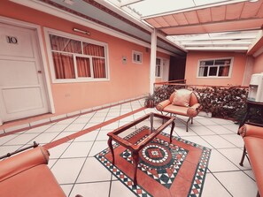 Chambre Double Standard | Salle de séjour | Télévision à écran plat de 32 pouces avec chaînes numériques, télévision