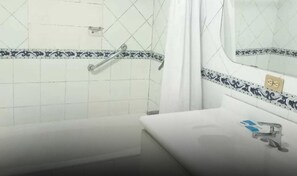 Habitación familiar | Baño | Ducha, toallas, jabón y champú