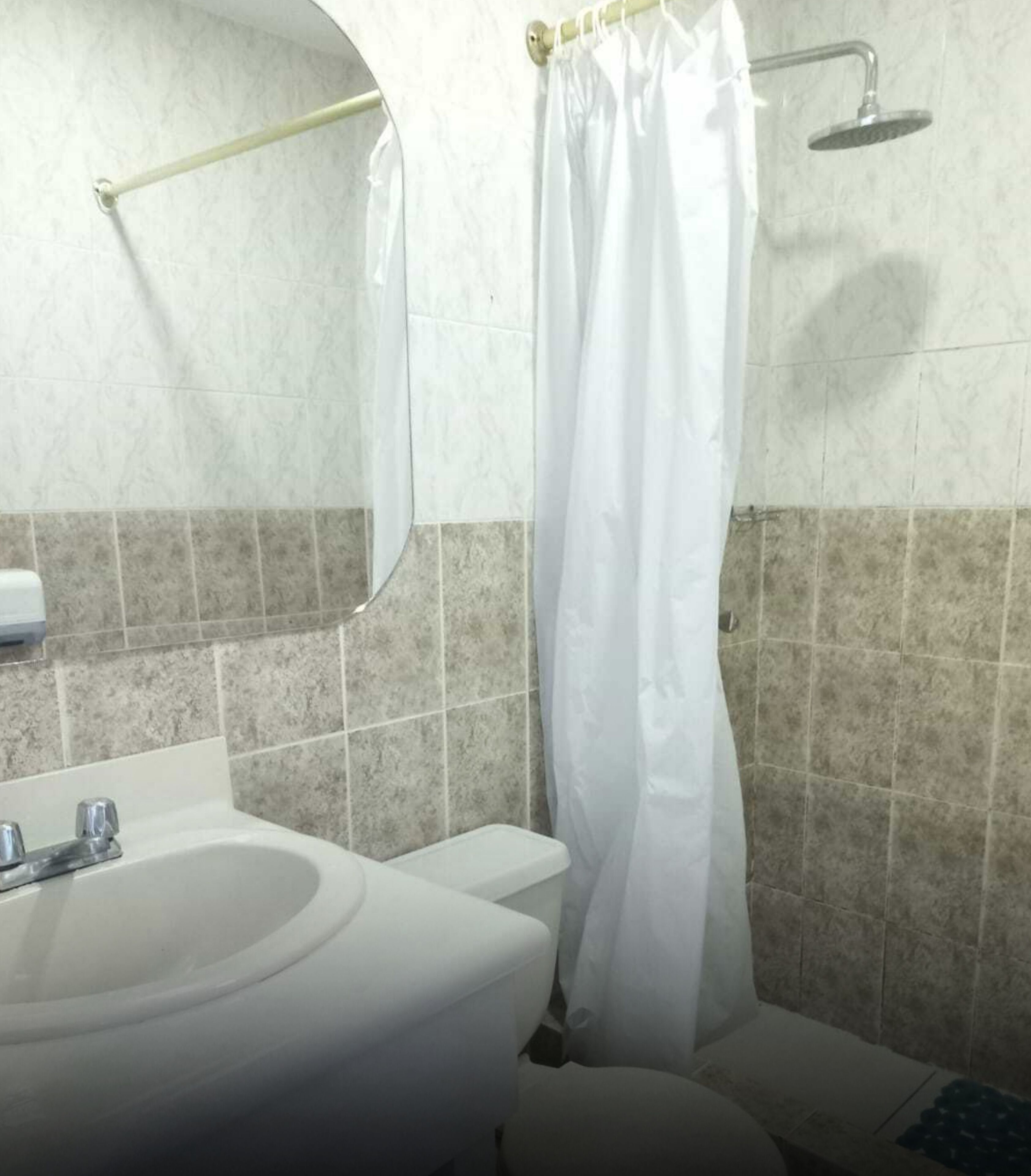 Ein Badezimmer mit Waschbecken, Toilette und Dusche.