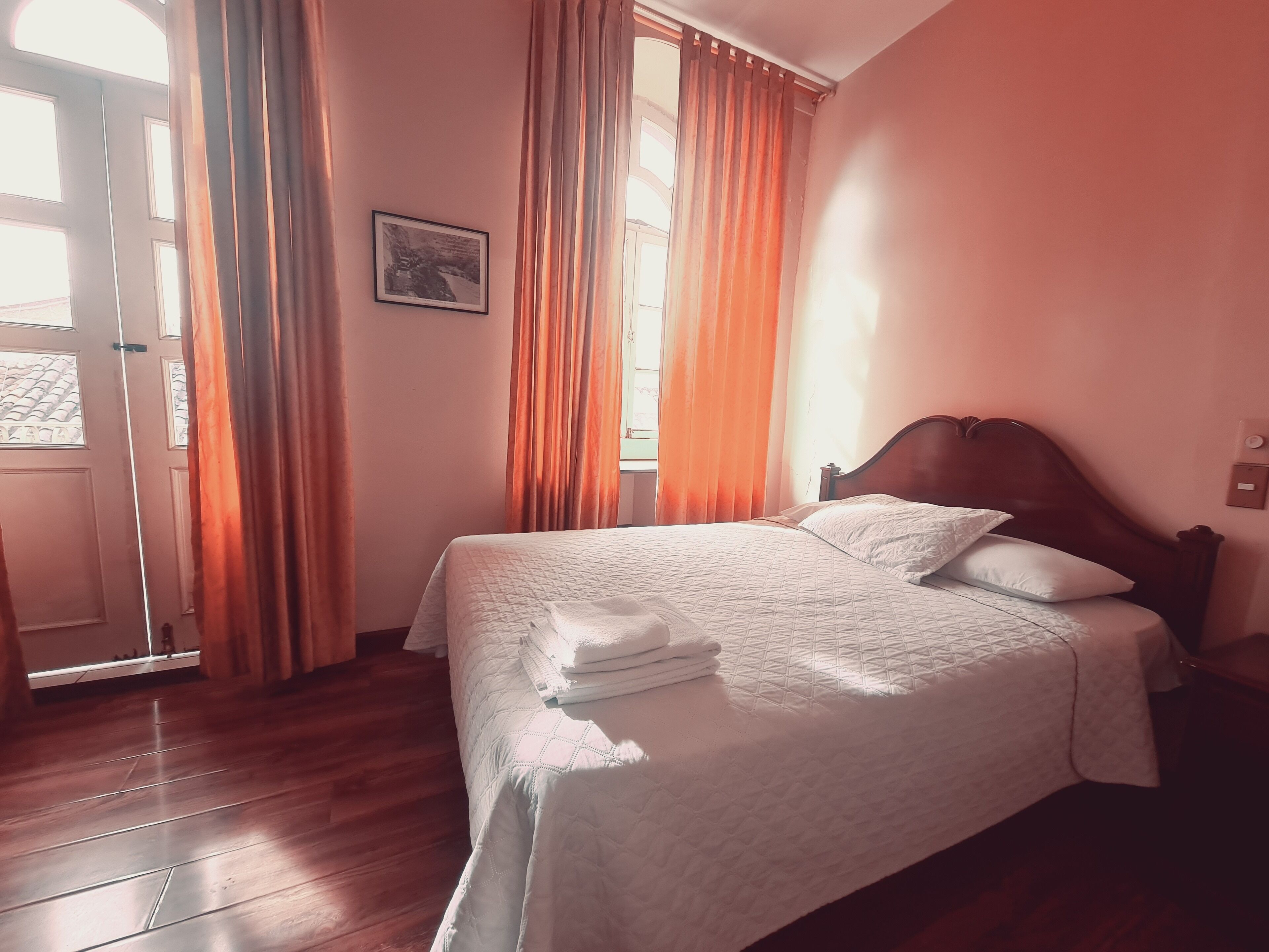 Cubrecamas, wifi gratis y ropa de cama 