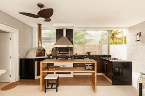 Réfrigérateur, four à micro-ondes, un four, surface de cuisson