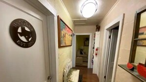 Un pasillo con una puerta que indica "Bandeira EST 1933".