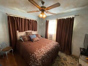 1 bedroom, bed sheets - (A) 10th St. Bungalow Downtown, Bandera (Bandera)