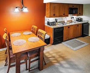 Een koelkast, een microgolfoven, een kookplaat, een vaatwasser