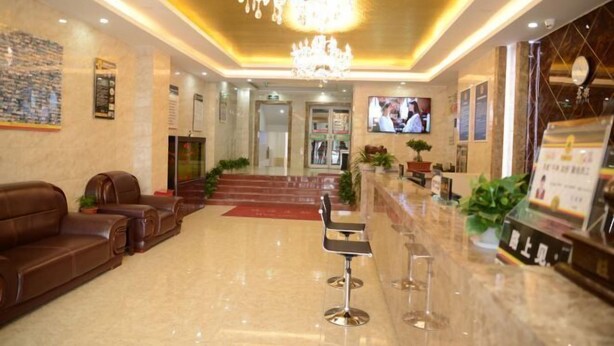 A lobby with a reception desk, leather sofas, a chandelier, and a TV screen. - Junyi · Leishen Jingjie E-Sports Hotel (Beijing Yanqing Global Xinyi Department Store) (Beijing)