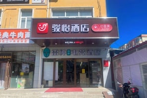 Unclassified image, 5 of 47, button - Junyi · Leishen Jingjie E-Sports Hotel (Beijing Yanqing Global Xinyi Department Store) (Beijing)