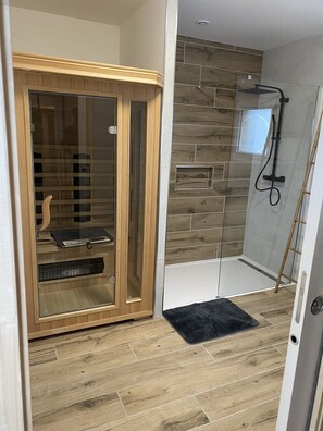 Dusche, Haartrockner, Handtücher