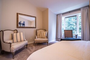 2 chambres, bureau, fer et planche à repasser, lit de bébé portatif