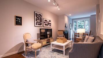 智能电视、壁炉、书