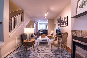 Smart-TV, Kamin, Bücher