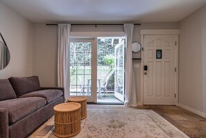 Smart TV, chimenea y libros