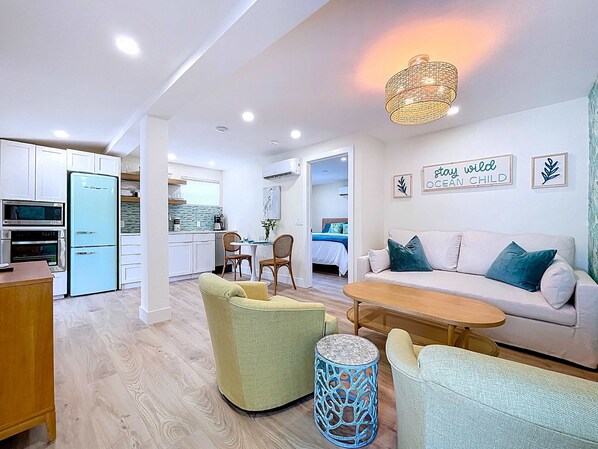 A modern apartment with a kitchen, dining area, and living room. - Vintage Tropical Charm Steps 2 Beach/Walk 2 Bridge (Bradenton Beach)