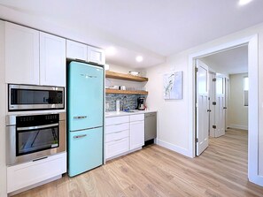 冷蔵庫、電子レンジ、オーブン、コンロ