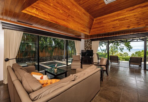 Beachfront Villa, Best Sunset Views close to Tamarindo!
