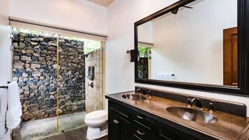 Articles de toilette écologiques, séchoir à cheveux, serviettes fournies