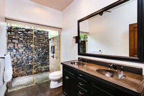 Amenidades de baño ecológicas, secadora de cabello, toallas, jabón 