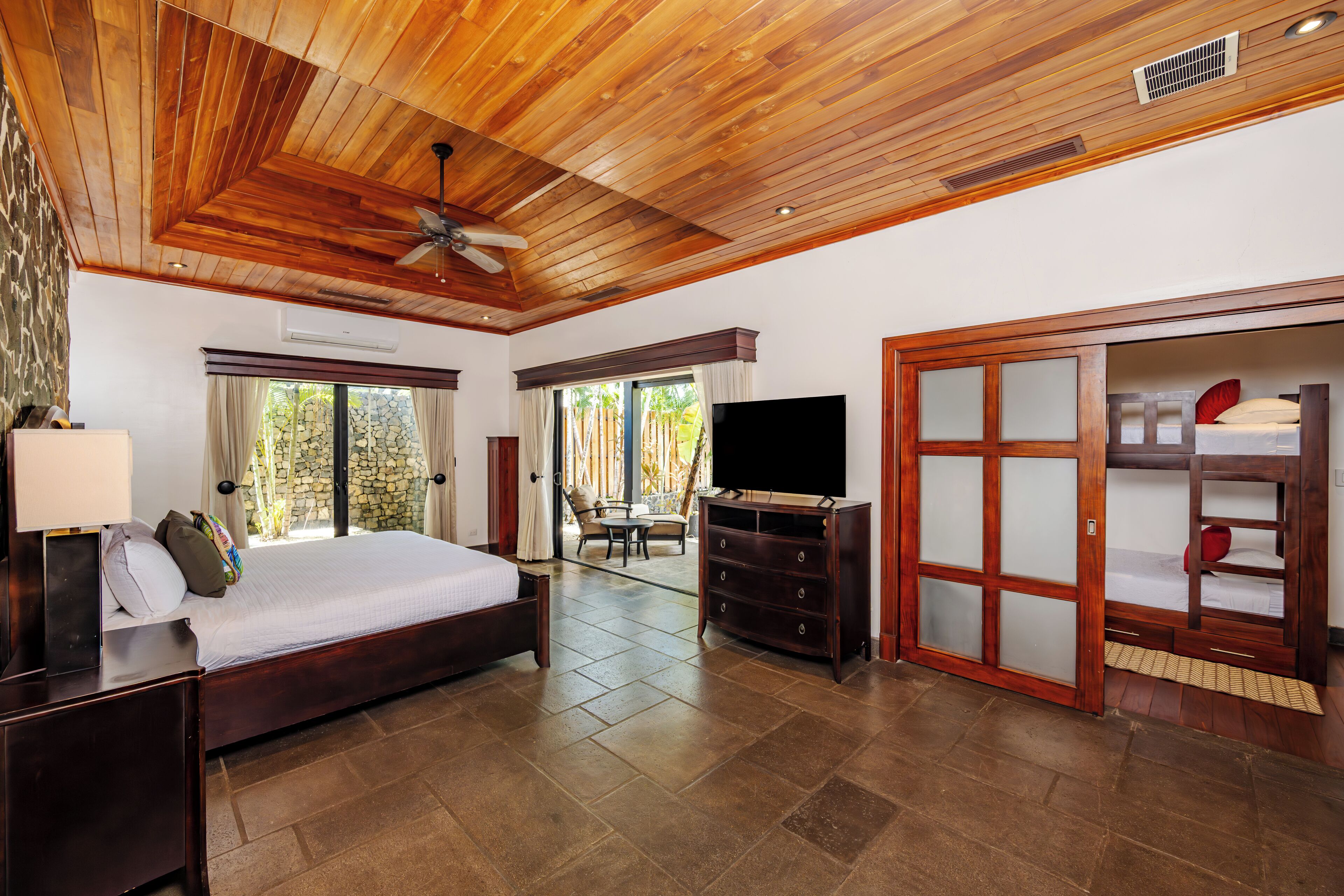 5 chambres, coffres-forts dans les chambres, fer et planche à repasser