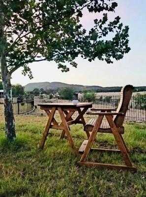 Outdoor dining - V&R Sky Ranch~Hot Tub~Starry Skies~Dry Sauna~ (Tarpley)
