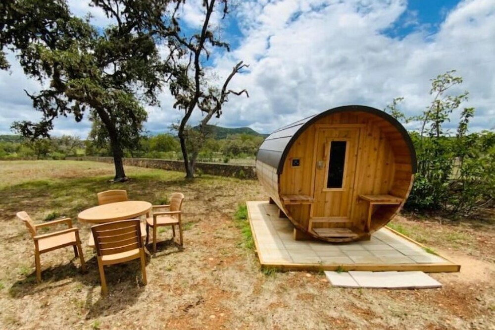 V&R Sky Ranch~Hot Tub~Starry Skies~Dry Sauna~