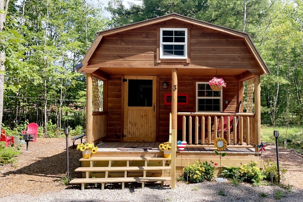 New ~ Secluded Tiny Home Getaway in the woods!
