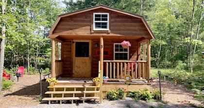 Tiny âGarden Cottageâ Getaway in the woods! Elk Run Estates #3