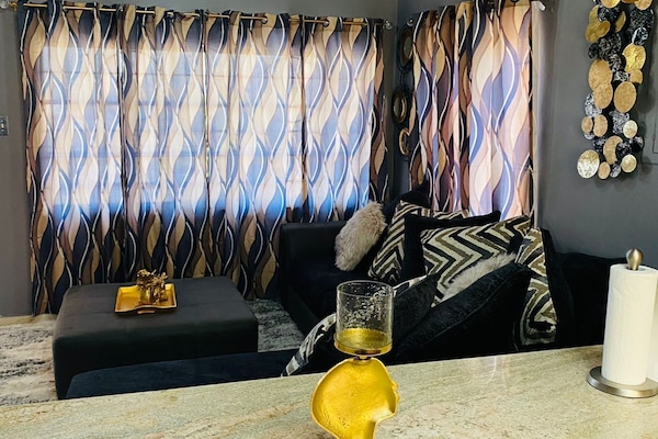 Een 60-inch smart-tv met kabelzenders en een televisie