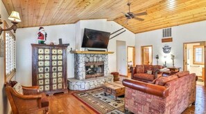 TV, caminetto, tavolo da calcetto