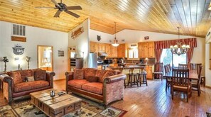 TV, caminetto, tavolo da calcetto