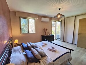 2 bedrooms, iron/ironing board, travel cot, free WiFi