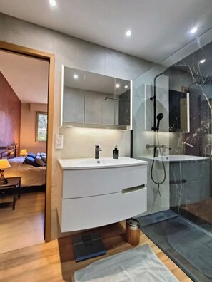Douche, séchoir à cheveux, serviettes fournies, papier de toilette