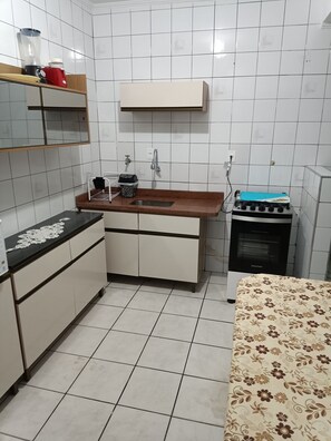 Geladeira, micro-ondas, cooktop, chaleira elétrica