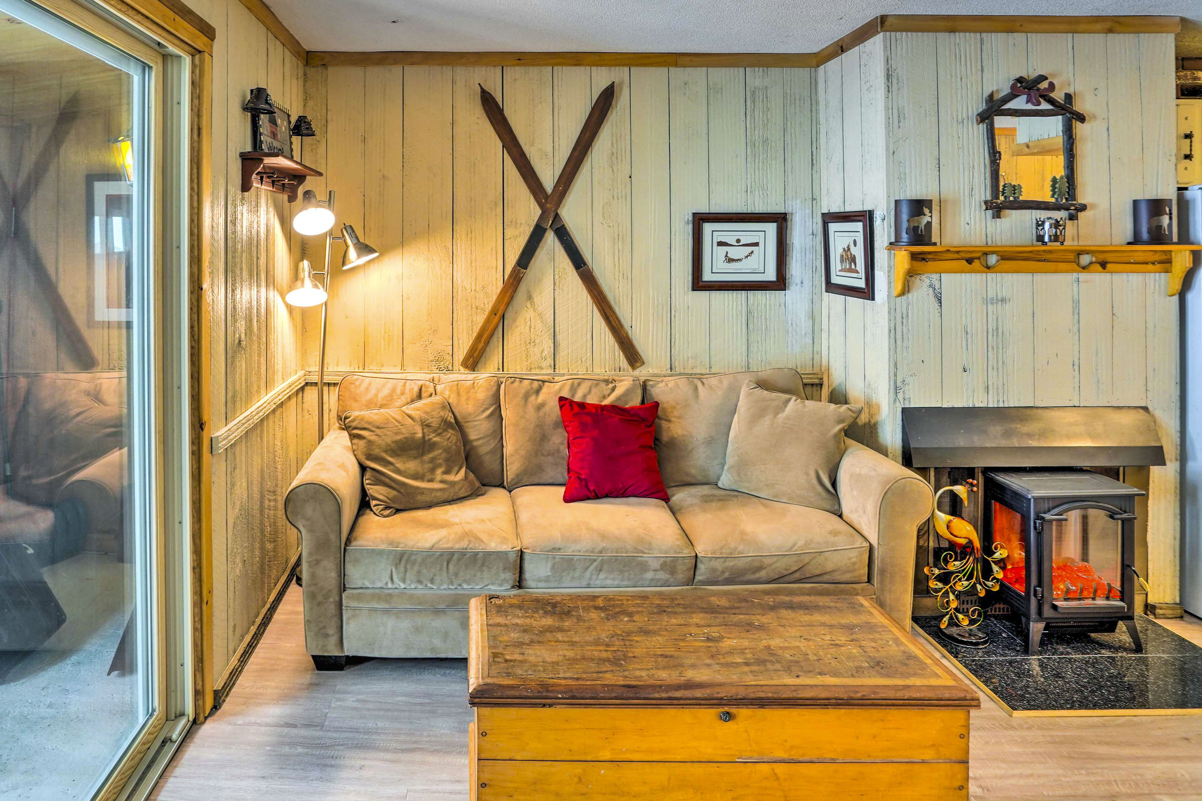 Cozy Mount Snow Condo w/ Shuttle: 1 Mi to Slopes!