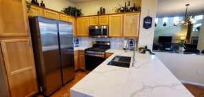 冰箱、微波炉、烤箱、炉灶