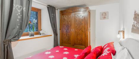 2 bedrooms, desk, bed sheets