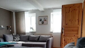 Un dormitorio con una cama grande, un sofá y un armario de madera.