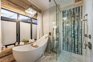 Badewanne, Haartrockner, Handtücher