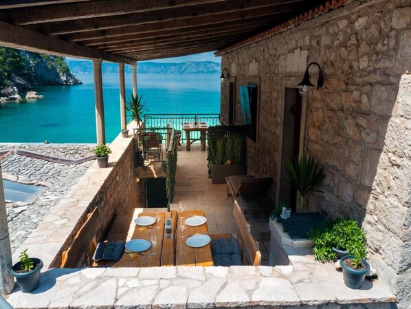 Outdoor dining - Apartments Vela Stiniva - Two Bedroom Apartment with Terrace and Sea View (Zastrazisce)