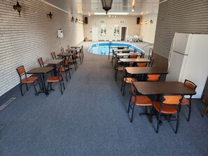Indoor pool - Suited best 4 Parties (Kingston)