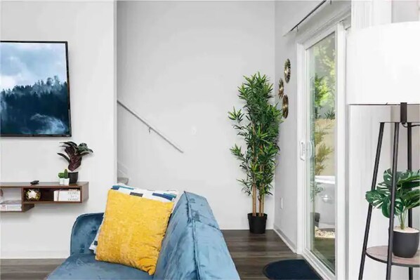 Smart TV, foosball, table tennis - Fresh & Comfy Near Uptown w/HotTub & Private Yard (Charlotte)