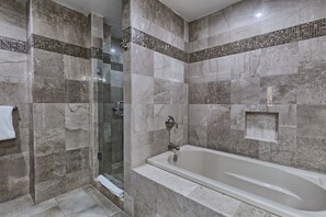 Een douche, een haardroger, handdoeken, zeep