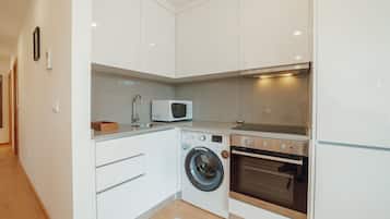 Fridge, microwave, oven, coffee/tea maker