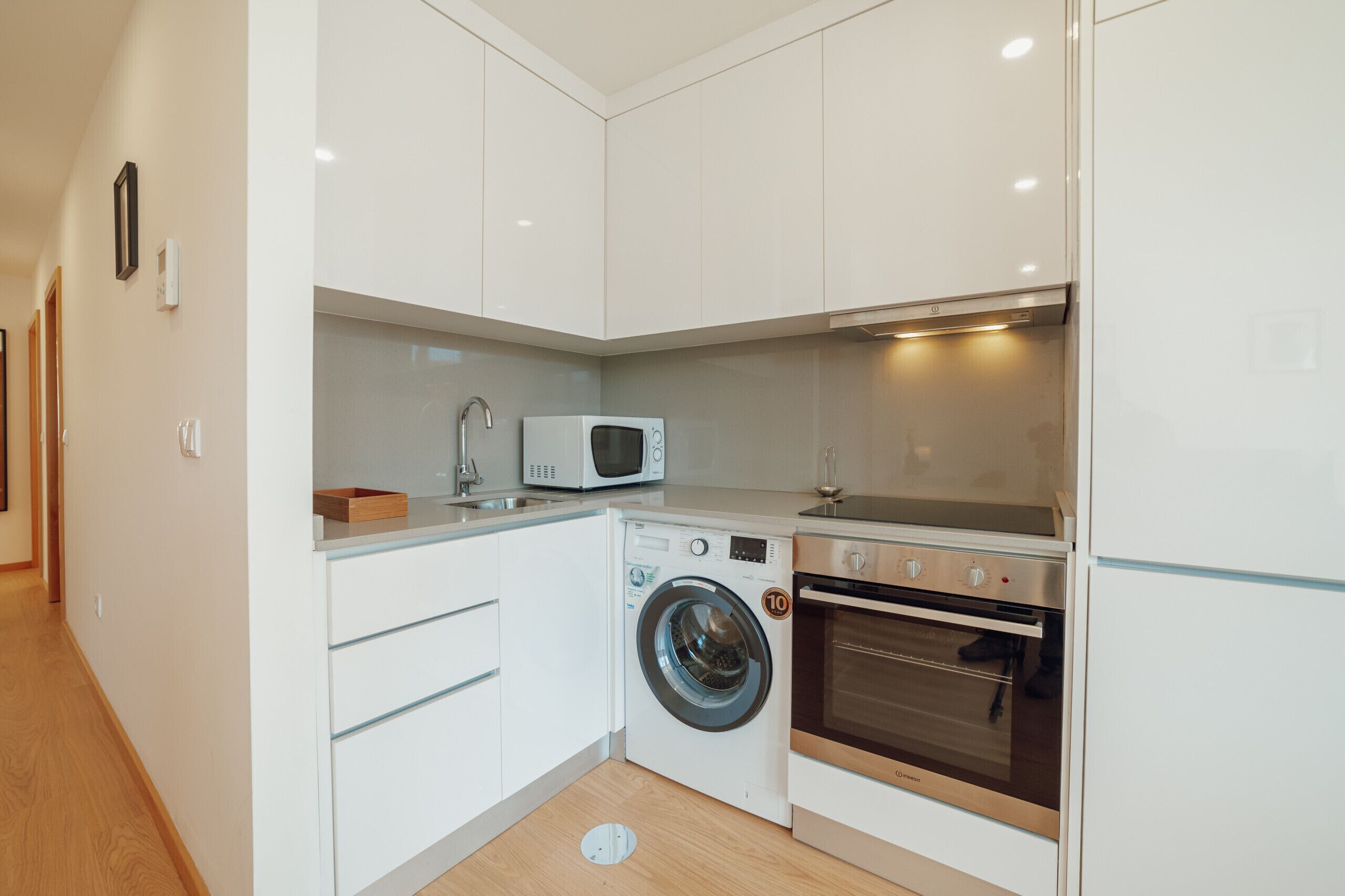 Frigorífico, microondas, horno y cafetera o tetera