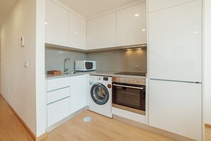 冷蔵庫、電子レンジ、オーブン、コーヒー / ティーメーカー