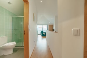 Bruser, hårtørrer, håndklæder, Sæbe